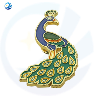 Insignia de metal de pájaro de esmalte suave a medida para la decoración de telas Varias insignias de pavo real de animales vívidos Broches de regalo